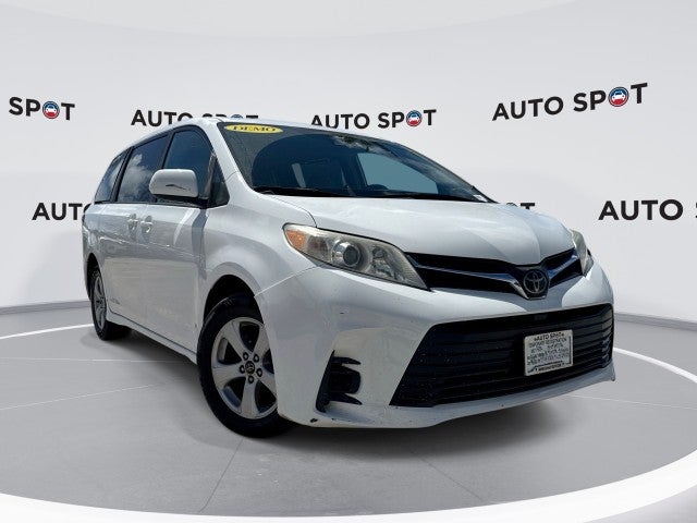 2020 Toyota Sienna LE Auto Access Seat in White — front three-quarter view