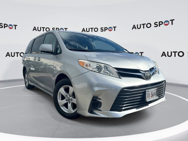 2020 Toyota Sienna LE Auto Access Seat in White — front three-quarter view